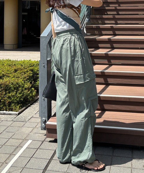 ISOOK（アイスー）の「【ISOOK / アイスー】ルーズパラシュートカーゴパンツ / ナイロンライク しわ加工 ハイウエスト ドロスト 総ゴム アウトポケット ミリタリー 黒 グレー グリーン ZOZOTOWN限定（カーゴパンツ・レディース・グレー/ブラック/カーキ・FREE）」の22枚目の写真