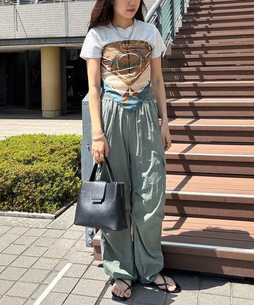 ISOOK（アイスー）の「【ISOOK / アイスー】ルーズパラシュートカーゴパンツ / ナイロンライク しわ加工 ハイウエスト ドロスト 総ゴム アウトポケット ミリタリー 黒 グレー グリーン ZOZOTOWN限定（カーゴパンツ・レディース・グレー/ブラック/カーキ・FREE）」の4枚目の写真