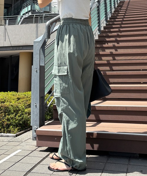 ISOOK（アイスー）の「【ISOOK / アイスー】ルーズパラシュートカーゴパンツ / ナイロンライク しわ加工 ハイウエスト ドロスト 総ゴム アウトポケット ミリタリー 黒 グレー グリーン ZOZOTOWN限定（カーゴパンツ・レディース・グレー/ブラック/カーキ・FREE）」の19枚目の写真