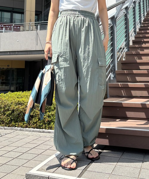 ISOOK（アイスー）の「【ISOOK / アイスー】ルーズパラシュートカーゴパンツ / ナイロンライク しわ加工 ハイウエスト ドロスト 総ゴム アウトポケット ミリタリー 黒 グレー グリーン ZOZOTOWN限定（カーゴパンツ・レディース・グレー/ブラック/カーキ・FREE）」の6枚目の写真