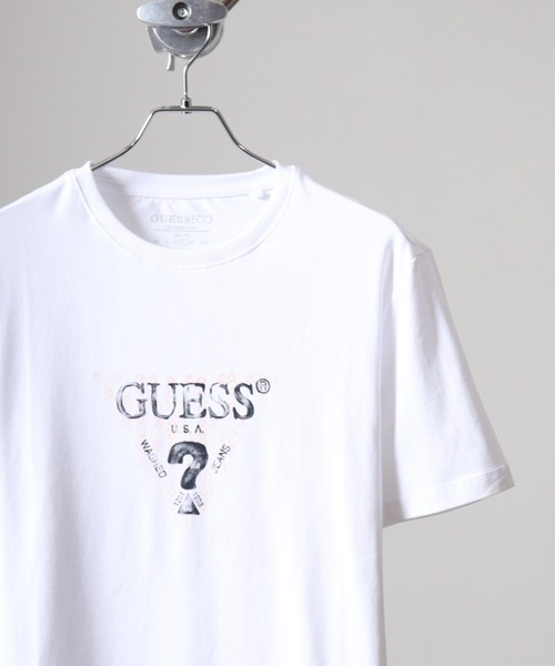 Guess(ゲス)の「GUESS SS CN GUESS GEO TRIANGLE TEE Tシャツ(Tシャツ/カットソー・メンズ・ホワイト・L/XL/M)」の1枚目の写真