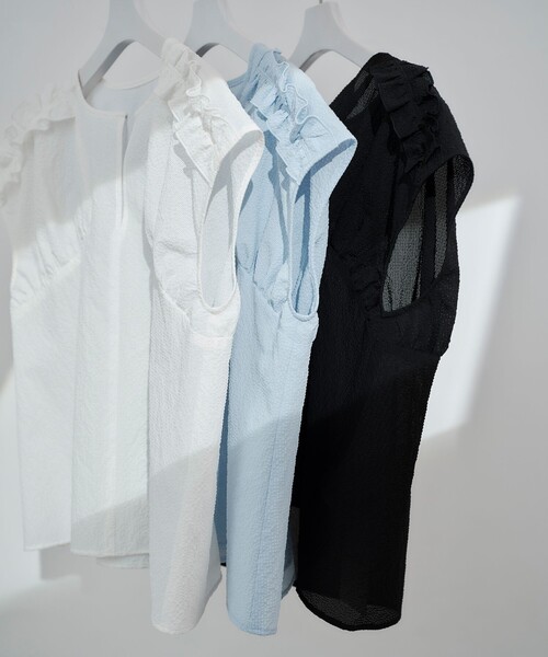 EMMEL REFINES(エメルリファインズ)の「<EMMEL REFINES>EM カラミタンブラー カタフリル ブラウス(シャツ/ブラウス・レディース・ブラック/ライトブルー/ホワイト・FREE)」の1枚目の写真