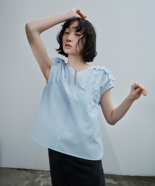 EMMEL REFINES(エメルリファインズ)の「<EMMEL REFINES>EM カラミタンブラー カタフリル ブラウス(シャツ/ブラウス・レディース・ブラック/ライトブルー/ホワイト・FREE)」の4枚目の写真