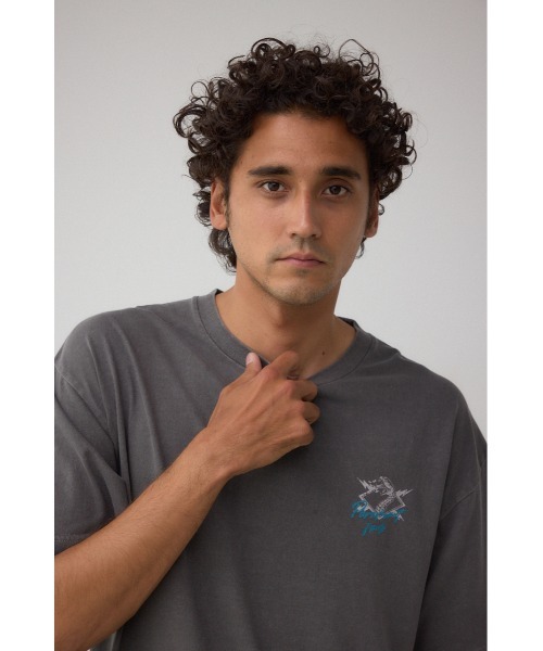 AZUL by moussy(アズールバイマウジー)の「ピグメントグラフィックTシャツ(Tシャツ/カットソー・メンズ・ホワイト/ライトブラック/バーガンディー・MEDIUM/LARGE)」の4枚目の写真
