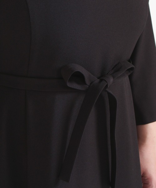 Newlyme（ニューリーミー）の「【大きいサイズ】ベルト付きワンピース（ワンピース・レディース・ブラック・3L/4L/5L/6L）」の2枚目の写真