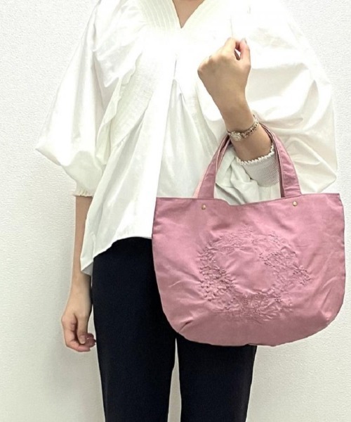 BACKYARD FAMILY(バックヤードファミリー)の「ラフィール ピーチスキン風刺繍手提げバッグ(トートバッグ・レディース・ネイビー/グレイッシュベージュ/カーキ・FREE)」の4枚目の写真