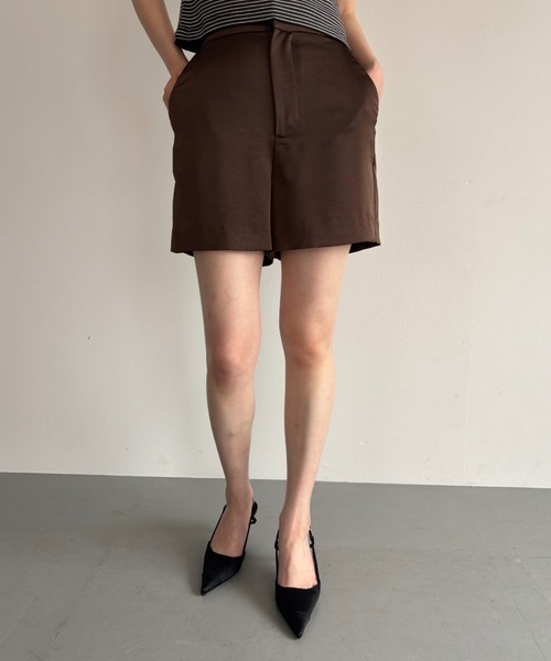 FUULLY STUDIO(フーリィーステューディオ)の「サテンショートパンツ/セットアップ(その他パンツ・レディース・ブラウン/チャコールグレー/ライトグリーン/アイボリー・FREE)」の6枚目の写真