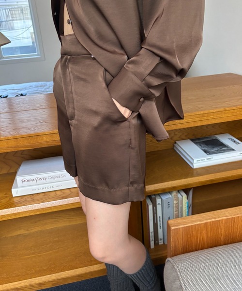 FUULLY STUDIO(フーリィーステューディオ)の「サテンショートパンツ/セットアップ(その他パンツ・レディース・ブラウン/チャコールグレー/ライトグリーン/アイボリー・FREE)」の17枚目の写真