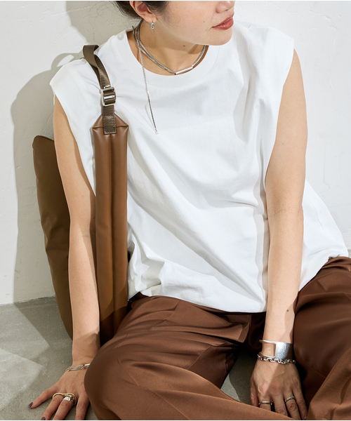 JOURNAL STANDARD(ジャーナルスタンダード)の「《追加2》シャーリングノースリーブTシャツ(Tシャツ/カットソー・レディース・ブラウン系その他/ブラック/ホワイト・FREE)」の1枚目の写真