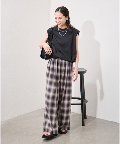 JOURNAL STANDARD(ジャーナルスタンダード)の「《追加2》シャーリングノースリーブTシャツ(Tシャツ/カットソー・レディース・ブラウン系その他/ブラック/ホワイト・FREE)」の6枚目の写真