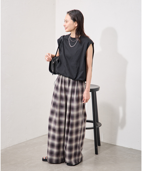 JOURNAL STANDARD(ジャーナルスタンダード)の「《追加2》シャーリングノースリーブTシャツ(Tシャツ/カットソー・レディース・ブラウン系その他/ブラック/ホワイト・FREE)」の15枚目の写真