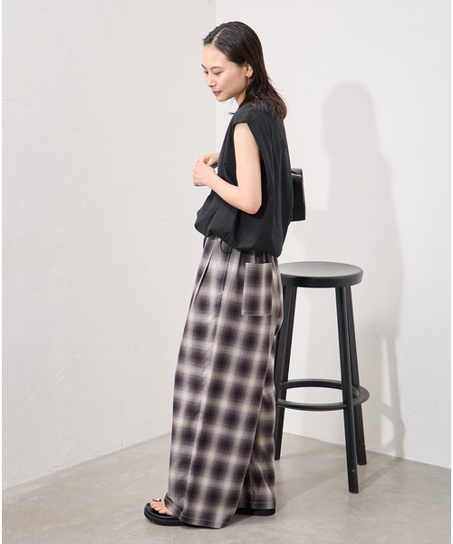 JOURNAL STANDARD(ジャーナルスタンダード)の「《追加2》シャーリングノースリーブTシャツ(Tシャツ/カットソー・レディース・ブラウン系その他/ブラック/ホワイト・FREE)」の16枚目の写真
