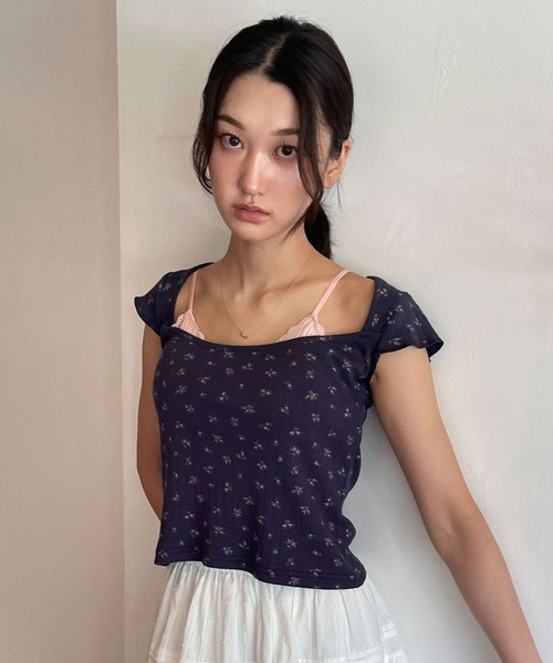 UNE MANSION(ユヌマンション)の「【UNE ORIGINAL】フラワーフレンチスリーブトップス(Tシャツ/カットソー・レディース・ネイビー/アイボリー・FREE)」の2枚目の写真