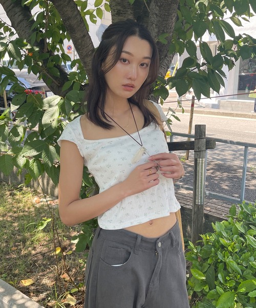 UNE MANSION(ユヌマンション)の「【UNE ORIGINAL】フラワーフレンチスリーブトップス(Tシャツ/カットソー・レディース・ネイビー/アイボリー・FREE)」の3枚目の写真