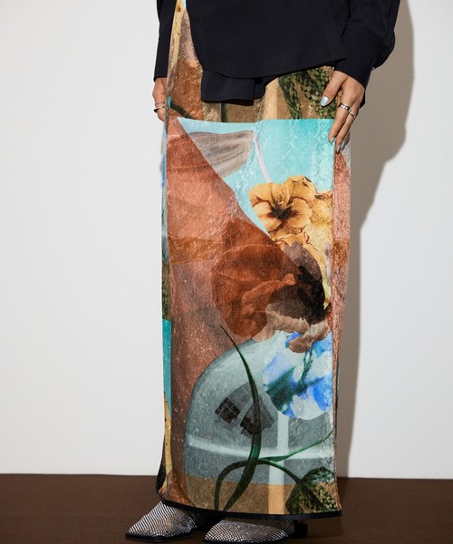 THINGS THAT MATTER（シングス ザット マター）の「PRE-SENT PRINT VELOUR NARROW SKIRT / プレセントプリントベロアナロースカート（スカート・レディース・マルチ/ブラック・1/2）」の2枚目の写真