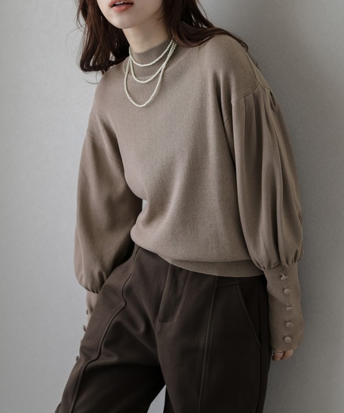 AMELY(エミリー)の「バルーンスリーブモックネックニット(ニット/セーター・レディース・ホワイト/ブラック/ブラウン/グレイッシュベージュ/グレー/ブルー・フリー)」の1枚目の写真