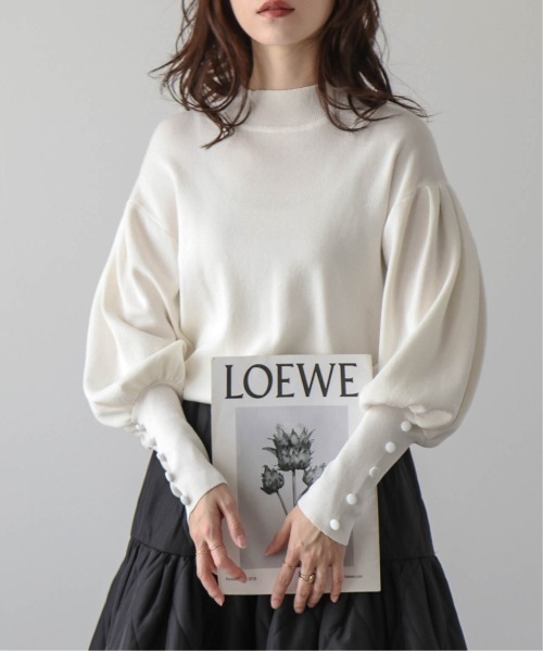 AMELY(エミリー)の「バルーンスリーブモックネックニット(ニット/セーター・レディース・ホワイト/ブラック/ブラウン/グレイッシュベージュ/グレー/ブルー・フリー)」の2枚目の写真