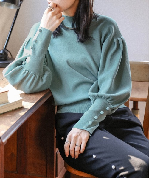 AMELY(エミリー)の「バルーンスリーブモックネックニット(ニット/セーター・レディース・ホワイト/ブラック/ブラウン/グレイッシュベージュ/グレー/ブルー・フリー)」の6枚目の写真