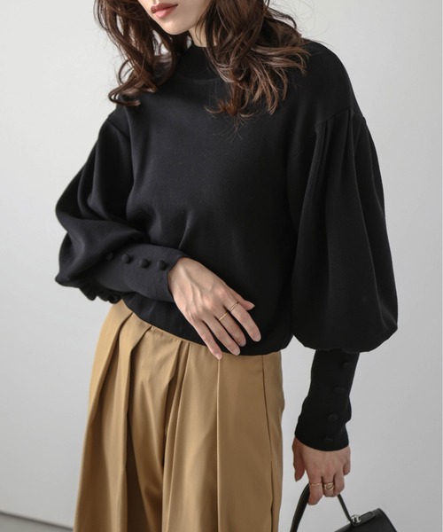 AMELY(エミリー)の「バルーンスリーブモックネックニット(ニット/セーター・レディース・ホワイト/ブラック/ブラウン/グレイッシュベージュ/グレー/ブルー・フリー)」の3枚目の写真