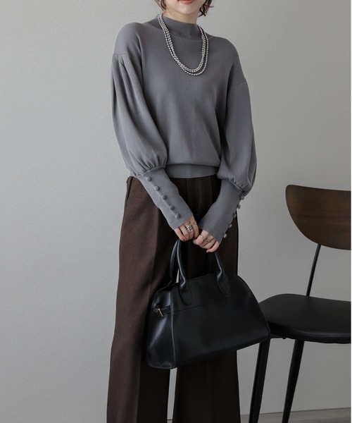 AMELY(エミリー)の「バルーンスリーブモックネックニット(ニット/セーター・レディース・ホワイト/ブラック/ブラウン/グレイッシュベージュ/グレー/ブルー・フリー)」の16枚目の写真