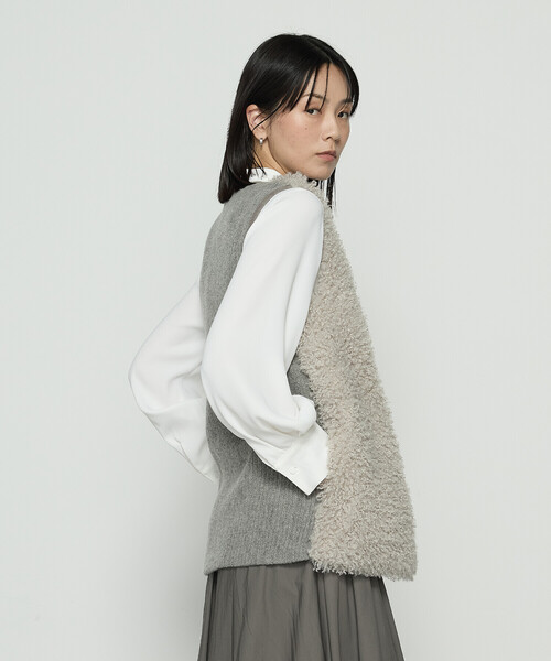 K.T KIYOKO TAKASE（キヨコタカセ）の「シープボア調 フェイクファージレ（ベスト・レディース・チャコール/ライトグレー・9号）」の4枚目の写真