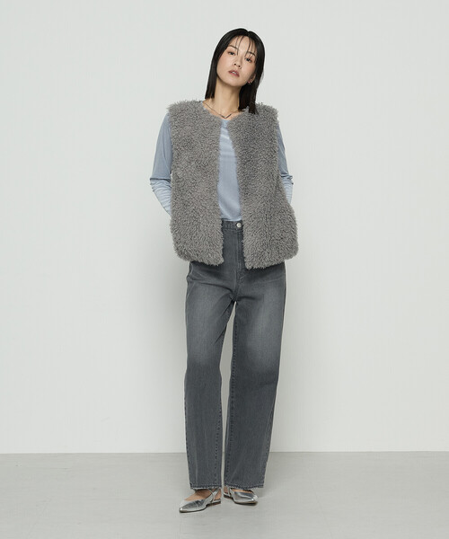 K.T KIYOKO TAKASE（キヨコタカセ）の「シープボア調 フェイクファージレ（ベスト・レディース・チャコール/ライトグレー・9号）」の5枚目の写真