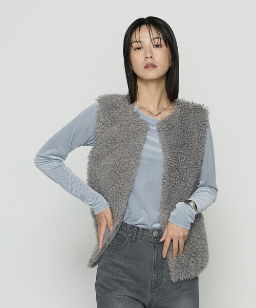 K.T KIYOKO TAKASE（キヨコタカセ）の「シープボア調 フェイクファージレ（ベスト・レディース・チャコール/ライトグレー・9号）」の7枚目の写真