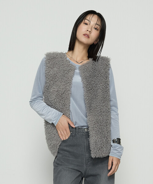 K.T KIYOKO TAKASE（キヨコタカセ）の「シープボア調 フェイクファージレ（ベスト・レディース・チャコール/ライトグレー・9号）」の8枚目の写真