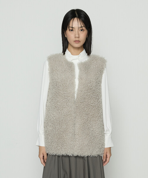 K.T KIYOKO TAKASE（キヨコタカセ）の「シープボア調 フェイクファージレ（ベスト・レディース・チャコール/ライトグレー・9号）」の9枚目の写真