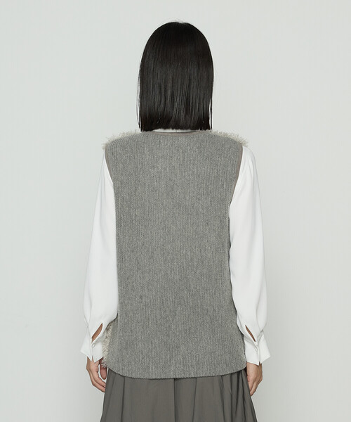 K.T KIYOKO TAKASE（キヨコタカセ）の「シープボア調 フェイクファージレ（ベスト・レディース・チャコール/ライトグレー・9号）」の11枚目の写真