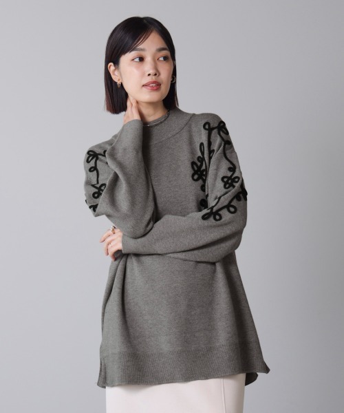 Bou Jeloud(ブージュルード)の「コード刺繍ハイネックチュニック(スウェット・レディース・ブラック/グレー/ブラウン・FREE)」の1枚目の写真
