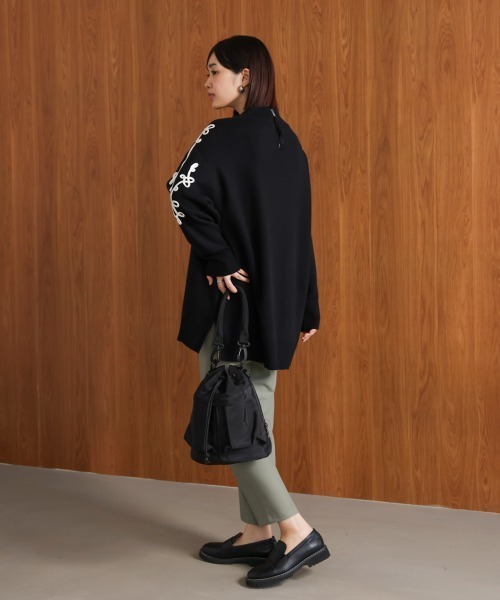 Bou Jeloud(ブージュルード)の「コード刺繍ハイネックチュニック(スウェット・レディース・ブラック/グレー/ブラウン・FREE)」の11枚目の写真