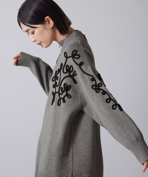 Bou Jeloud(ブージュルード)の「コード刺繍ハイネックチュニック(スウェット・レディース・ブラック/グレー/ブラウン・FREE)」の16枚目の写真