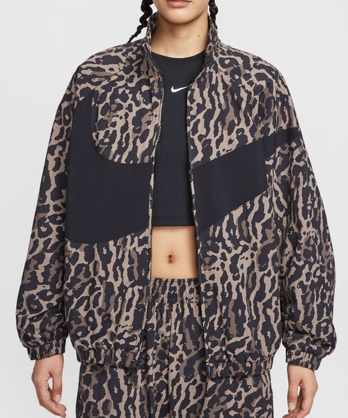 NIKE（ナイキ）の「ナイキ NIKE ナイキ  NSW トレンド ウーヴン ハイブリット AOP ジャケット（ナイロンジャケット・レディース・ブラウン/ブラック・L/M）」の2枚目の写真