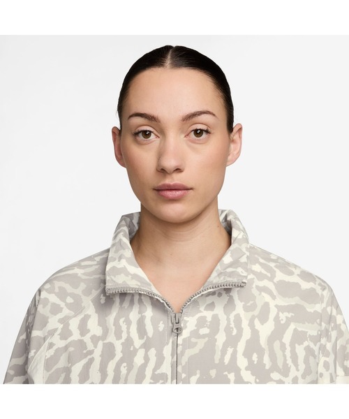 NIKE（ナイキ）の「ナイキ NIKE ナイキ  NSW トレンド ウーヴン ハイブリット AOP ジャケット（ナイロンジャケット・レディース・ブラウン/ブラック・L/M）」の7枚目の写真