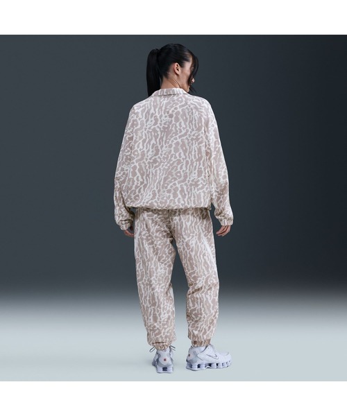 NIKE（ナイキ）の「ナイキ NIKE ナイキ  NSW トレンド ウーヴン ハイブリット AOP ジャケット（ナイロンジャケット・レディース・ブラウン/ブラック・L/M）」の9枚目の写真