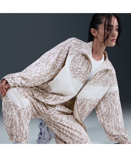 NIKE（ナイキ）の「ナイキ NIKE ナイキ  NSW トレンド ウーヴン ハイブリット AOP ジャケット（ナイロンジャケット・レディース・ブラウン/ブラック・L/M）」の10枚目の写真