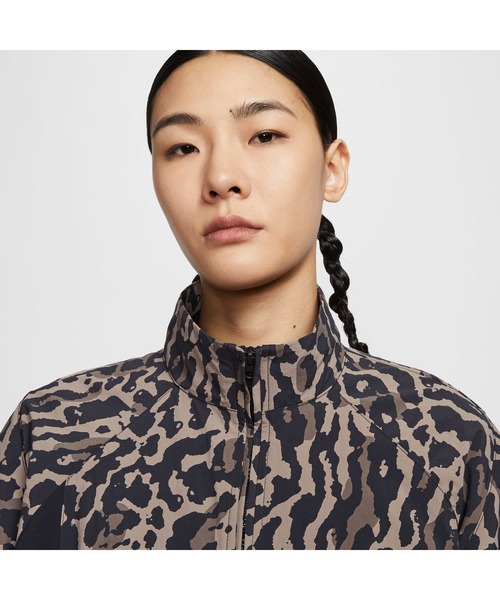 NIKE（ナイキ）の「ナイキ NIKE ナイキ  NSW トレンド ウーヴン ハイブリット AOP ジャケット（ナイロンジャケット・レディース・ブラウン/ブラック・L/M）」の14枚目の写真