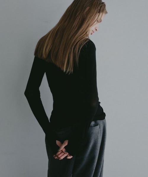 ETRE TOKYO（エトレトウキョウ）の「バーサタイルハイネックシアーロン