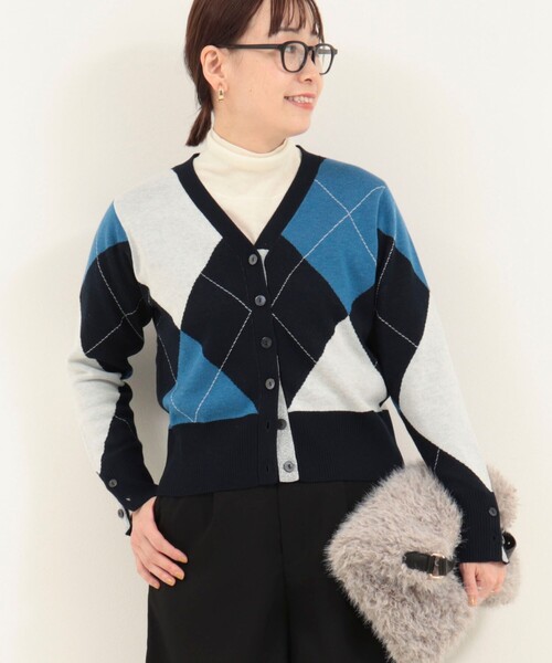 MICO COULIER（ミコクリエ）の「アーガイルジャガード Vネックカーディガン（カーディガン/ボレロ・レディース・ブルー系その他/グレー系その他・38）」の4枚目の写真