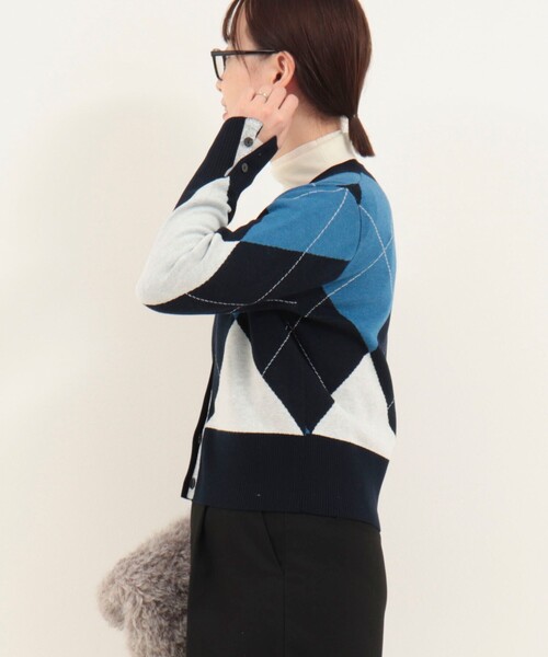 MICO COULIER（ミコクリエ）の「アーガイルジャガード Vネックカーディガン（カーディガン/ボレロ・レディース・ブルー系その他/グレー系その他・38）」の7枚目の写真