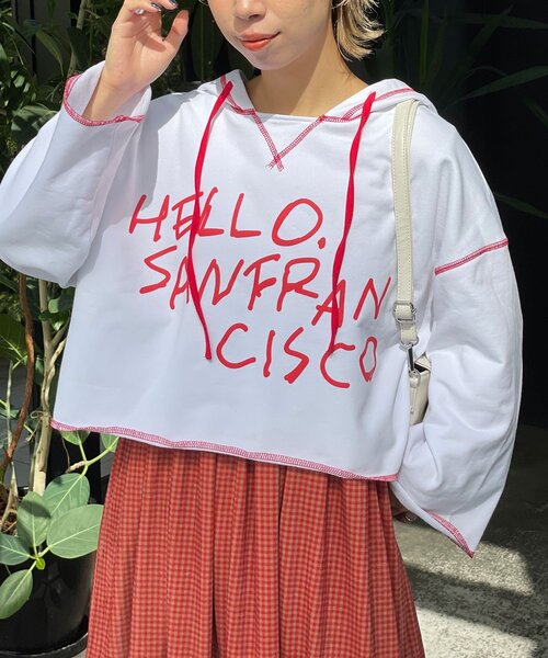 HELLO.SANFRANCISCO（ハローサンフランシスコ）の「【HELLO.SANFRANCISCO/ハローサンフランシスコ】フーディープリントパーカー（パーカー・レディース・ホワイト/レッド/グレー・ONE SIZE）」の2枚目の写真
