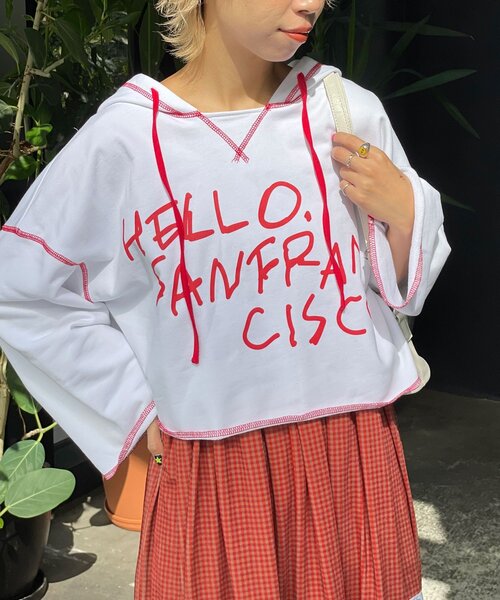 HELLO.SANFRANCISCO（ハローサンフランシスコ）の「【HELLO.SANFRANCISCO/ハローサンフランシスコ】フーディープリントパーカー（パーカー・レディース・ホワイト/レッド/グレー・ONE SIZE）」の5枚目の写真