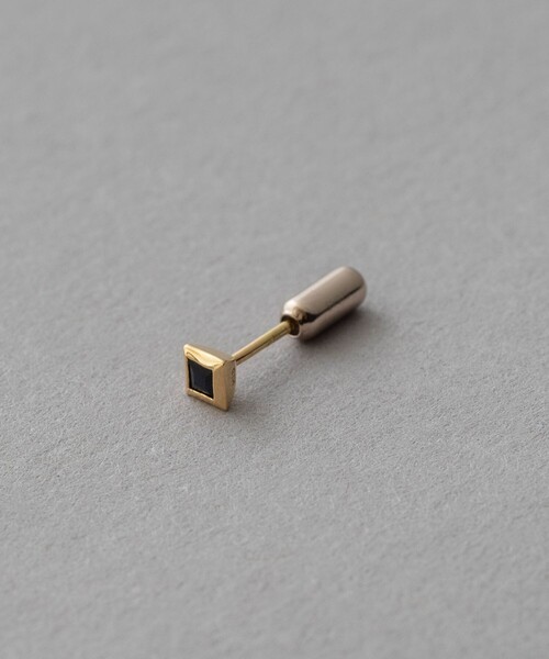ete bijoux（エテビジュー）の「[ピース] K18YG サファイア スクエア ピアス（ピアス（片耳用）・レディース・イエローゴールド・FREE）」の2枚目の写真