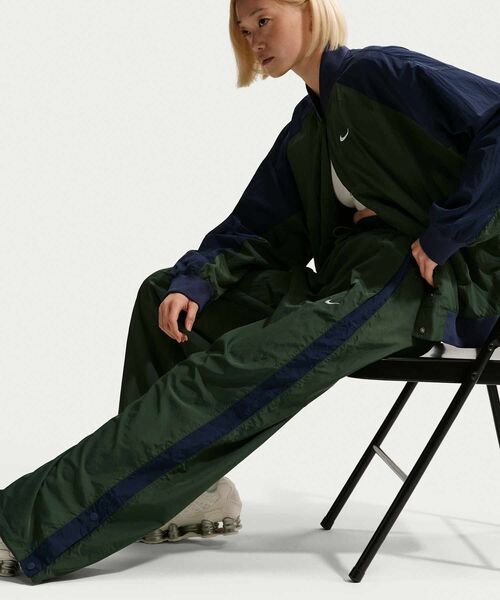 NIKE（ナイキ）の「ナイキ スポーツウェア ウィメンズ ルーズ ハイウエスト パラシュート パンツ / Nike Sportswear Women's Loose High-Waisted Parachute Pants IF0335-323 Fir（その他パンツ・レディース・カモフラージュ・XS/S/M/XL/L）」の4枚目の写真