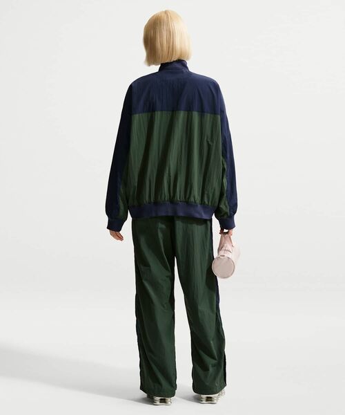 NIKE（ナイキ）の「ナイキ スポーツウェア ウィメンズ ルーズ ハイウエスト パラシュート パンツ / Nike Sportswear Women's Loose High-Waisted Parachute Pants IF0335-323 Fir（その他パンツ・レディース・カモフラージュ・XS/S/M/XL/L）」の5枚目の写真