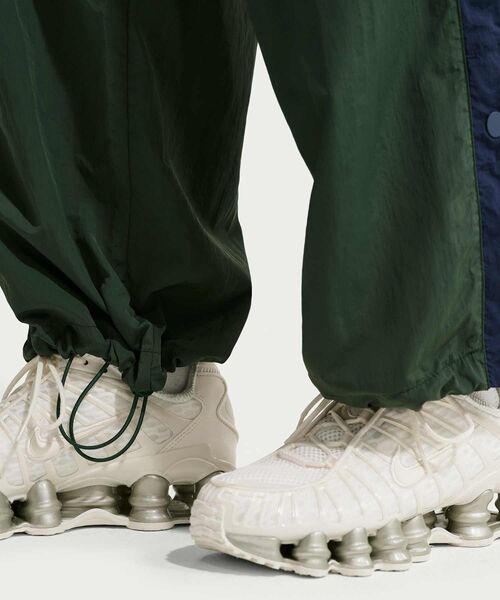 NIKE（ナイキ）の「ナイキ スポーツウェア ウィメンズ ルーズ ハイウエスト パラシュート パンツ / Nike Sportswear Women's Loose High-Waisted Parachute Pants IF0335-323 Fir（その他パンツ・レディース・カモフラージュ・XS/S/M/XL/L）」の6枚目の写真