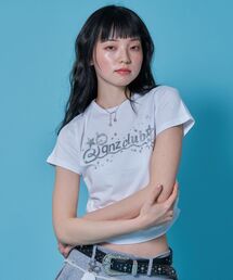 SEQUENZ（シークエンズ）の「【sqnz（エスキュンズ）】sqnz side shearing glitter tee / シャーリング 半袖 レディース Tシャツ プリント グリッター ちびT ピチT（Tシャツ/カットソー）」