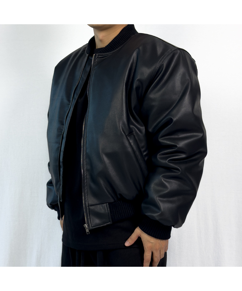 PACIENCIA(パシエンシア)の「ワイドショルダー フェイクレザー ダウンジャケット(ライダースジャケット・メンズ・ブラック・LARGE/X-LARGE/XX-LARGE)」の1枚目の写真