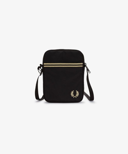 FRED PERRY（フレッドペリー）の「Tipped Tape Small Side Bag／ティップラインサイドバッグ（ショルダーバッグ・メンズ・ブラック・ONE SIZE）」の5枚目の写真